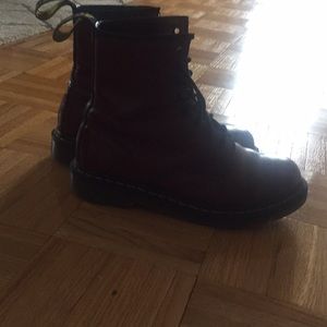 super cute burgundy doc martens!